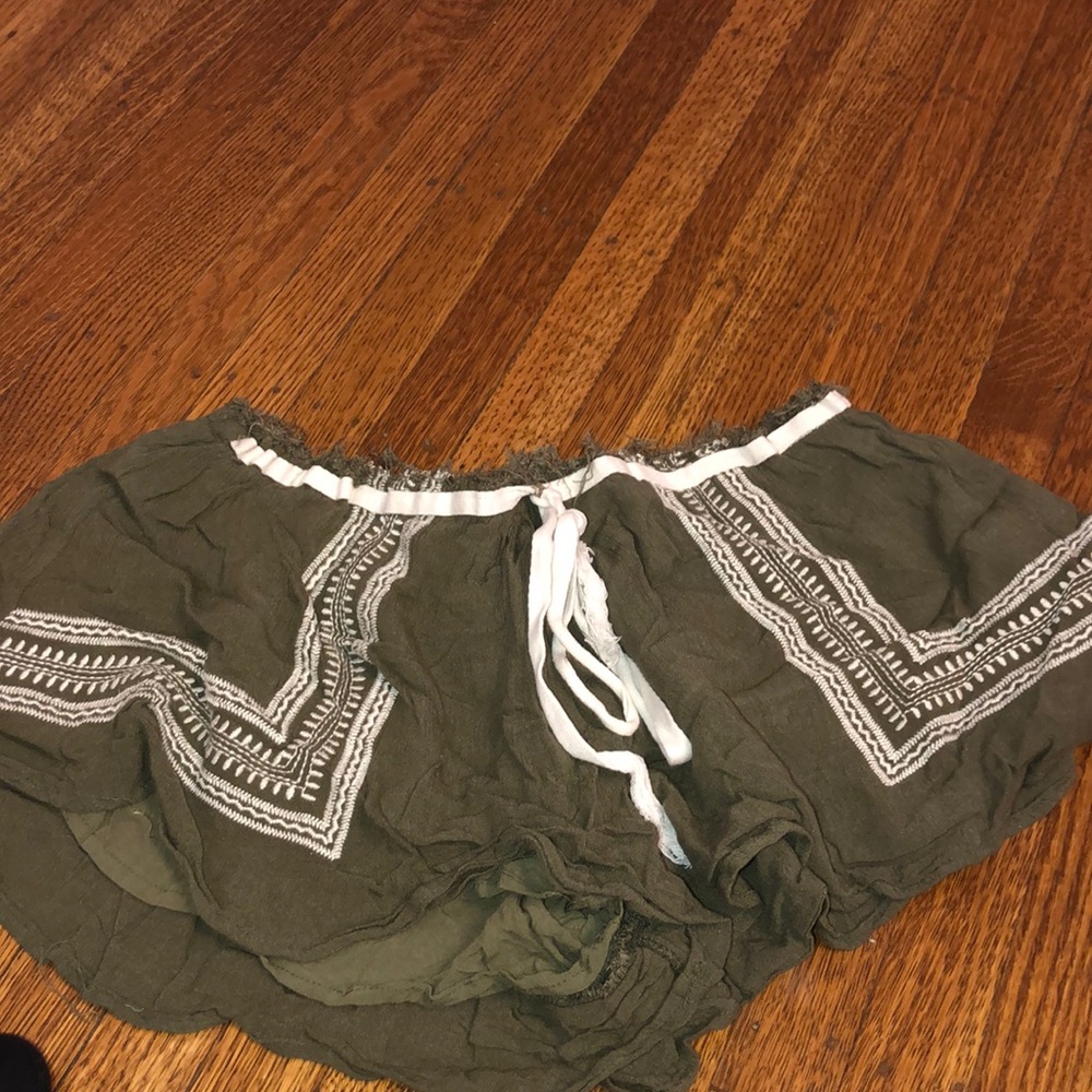 GREEN AND WHITE FLOWEY SHORTS